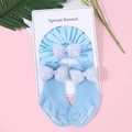 Dettaglio del set fascia e calzini azzurri per neonati con fiocchi di paillettes lucidi - Set Berretto e Calzini / Blu