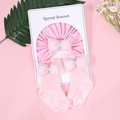 Set dettagliato di cappellino rosa a pieghe e calzini con fiocco su cartoncino bianco - Rosa
