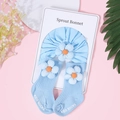 Detailansicht von hellblauem Baby Stirnband und Socken Set mit karierten Blumenakzenten - Blau Karierte Blume