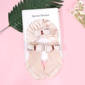 Detalle del conjunto de gorro y calcetines para bebé con lazos crema en tarjeta colgante - Caqui