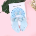 Detalle de set para bebé en azul cielo con gorro y calcetines con lazos de cuadros - Azul