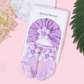 Détail de l'ensemble bonnet et chaussettes bébé lilas avec fleurs 3D à pois - Fleur à Pois Violette