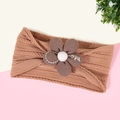 Détail du bandeau tricoté pour bébé camel avec fleur en coton et broderie Nice délicate - Marron