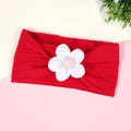 Détail d'un bandeau rouge pour bébé en maille avec fleur à paillettes sur fond rose - Rouge