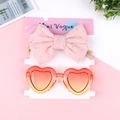 Set fascia con fiocco rosa e occhiali da sole a cuore per bambina su cartoncino - Avorio Neve e Sfumato