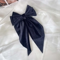 Detalle de un gran lazo para el pelo en terciopelo negro con cintas largas y suaves - Negro