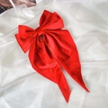 Detalle de lazo grande para el pelo en terciopelo rojo con cintas largas sobre satén blanco - Rojo Naranja