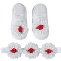 Détails de l'ensemble chaussettes et bandeau bébé avec fleurs en dentelle et roses rouges - Fleur Blanche