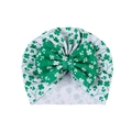 Dettaglio del cappello a turbante per neonati con trama a nido d'ape e trifogli - Base Bianca Fiocco Verde