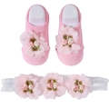 Détail de chaussettes bébé roses et d'un bandeau en dentelle avec fleurs décoratives - Floral Rose
