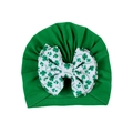 Détail du bonnet vert bébé pour la Saint-Patrick avec nœud trèfle et texture côtelée - Base Tissu Nœud Blanc
