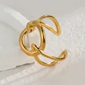 Makroansicht des geometrischen goldenen Rings auf weißem Steinhintergrund - Geometrische Hohle Kette Stil (S-R728)