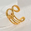 Detail eines minimalistischen verknoteten Gold-Edelstahlrings auf Steinsockel - Mehrreihiger Gewebter Knoten Stil (S-R728)
