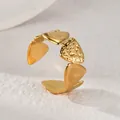 Detailansicht der Hammerschlag-Textur und polierten Oberflächen dieses verstellbaren Rings - Geometrisches Dreieck Stil (Ring 741-sjx) / Gold