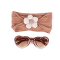 Bandeau bébé en tricot marron avec fleur blanche et lunettes de soleil coeur - Beige