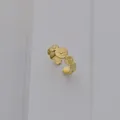 Anello aperto in acciaio al titanio placcato oro 14K con motivi a sbalzo a raggiera - Oro (S-R308)