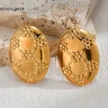Orecchini a perno ovali geometrici in acciaio al titanio dorato con rilievo floreale - Stile Ovale con Rilievo Floreale (S-E792)
