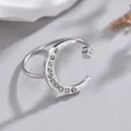 Anillo abierto de luna plateada con circonitas brillantes sobre fondo gris - Estilo Abierto Luna Plateada (SFLR652)