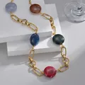 Collana minimalista con catena dorata e perle marmorizzate colorate su supporto elegante - Stile Tondo Martellato (S-N1843-A)