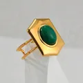 Dettaglio anello in oro 18k con pietra ovale verde e doppia fascia traforata - Stile Aperto Pietra Verde Ovale (S-R750)
