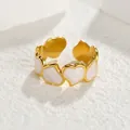 Anello vintage dorato regolabile con cuori in smalto bianco in un elegante design moderno - Stile Splicing a Cuore (S-WLR033)