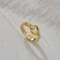 Anello dorato regolabile con luna crescente e trama a catena su sfondo di pietra bianca - Anello Aperto Sole Luna (S-R508) / Oro (S-R508)