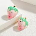 Roze aardbei emaille oorknopjes van verguld roestvrij staal met groen blad voor vrouwen - Aardbeiontwerp (S-E780)