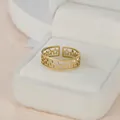 Anillo abierto minimalista de acero inoxidable chapado en oro 18K con diseño de estrellas - Estilo Estrella Calada (SFLR410) / Dorado
