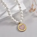 Collana di perle stile francese con ciondolo rotondo dorato e cuore viola raffinato - Cuore Viola Chiaro