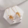 Orecchini vintage a gancio in oro con grappoli di perle bianche e dischi dorati opachi - Oro (S-E541-02)