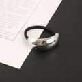 Detail eines polierten silbernen Halbmond-Haargummis mit schwarzem elastischem Band - Silber (Klein)