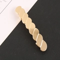 Dettaglio del fermaglio per capelli a corda dorata con finitura metallica lucida - Oro
