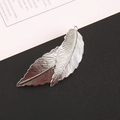 Pasador para el pelo de hoja plateada con textura de pluma y diseño de metal minimal - Plateado