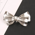 Schicke silberne Schleife Metall Haarklammer mit Faltenstruktur für elegantes Styling - Silber