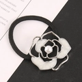 Dettaglio dell'elegante elastico per capelli a camelia con smalto bianco e perla centrale - Argento