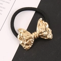 Hip-Hop Goldener Metall Haargummi mit Schleife und Hammerschlag-Optik auf schwarzem Gummiband - Gold