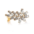 Eleganter goldener Ohrclip in Blattform mit funkelnden Kristallen auf weißem Grund - Ohrklemmen-Stil / Gold