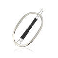 Minimalistische zilveren ovale metalen haarclip met zwarte antisliphoes op wit - Zwarte Buis / Zilver