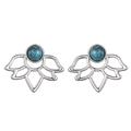 Boucles d'oreilles ajourées en forme de lotus argenté avec pierre bleue centrale - Argenté