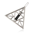 Minimalistische silberne Dreieck-Haarklammer mit geometrischem Hohlmuster auf weißem Grund - Silber