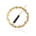 Eleganter goldener Haarclip mit kreisförmigem Sternendesign auf weißem Hintergrund - Mattgold