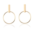 Detalle de pendientes geométricos dorados con barra rectangular y aro redondo fino - Dorado