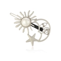 Modische Haarspange in Silber mit Sonne, Mond, Stern und einer weißen Perle verziert - Mattsilber