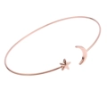 Gepolijste roségouden open armband met ster en maan bedels op witte achtergrond - Bangle / Roségoud