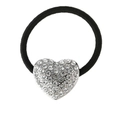 Dettaglio dell'elastico per capelli con ciondolo a cuore argentato e strass luminosi - Stile Strass Argento