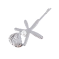 Pinza para el pelo con estrella de mar plateada y perla de vieira sobre fondo blanco - Plateado