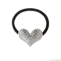 Dettaglio di un elastico per capelli nero con ciondolo a cuore in strass argentati - Stile Strass Cuore Argento