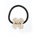 Dettaglio di un elastico per capelli con perle e foglie dorate con piccoli strass - Stile Perla Dorata / Oro