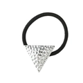 Dettaglio ravvicinato di un elemento metallico triangolare martellato su elastico nero - Argento