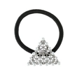Detalle de dije triangular de metal con perlas y strass en goma de pelo negra - Plateado
